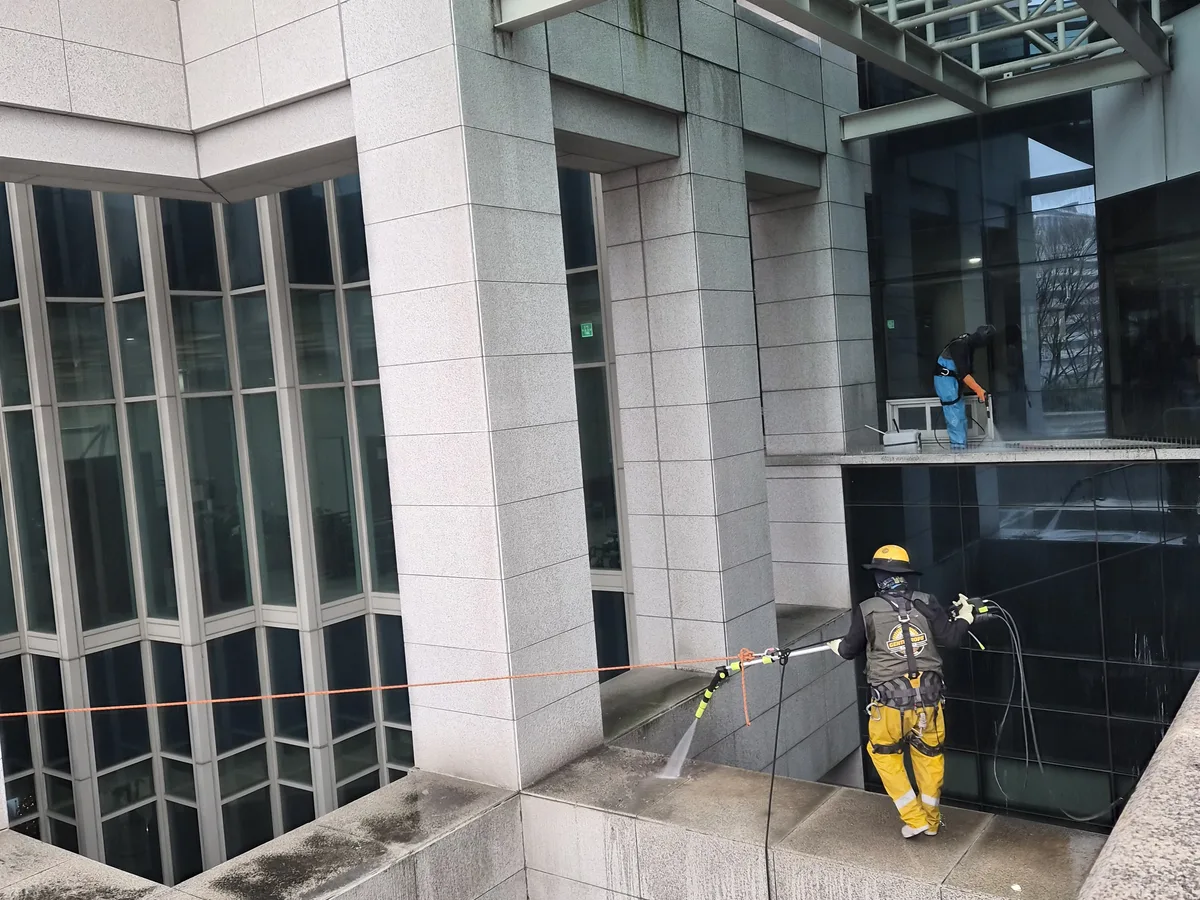 정읍시 망제동 상가건물 옥상 파라펫 장비 주변 정밀 위생청소 사례 - 행진크린