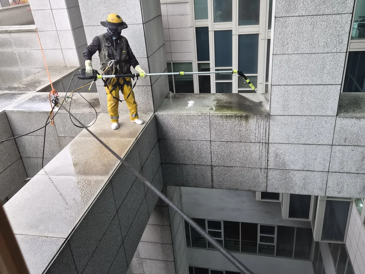정읍시 삼산동 상가건물 줄눈·실리콘 옥상 파라펫 위생청소 사례 - 행진크린