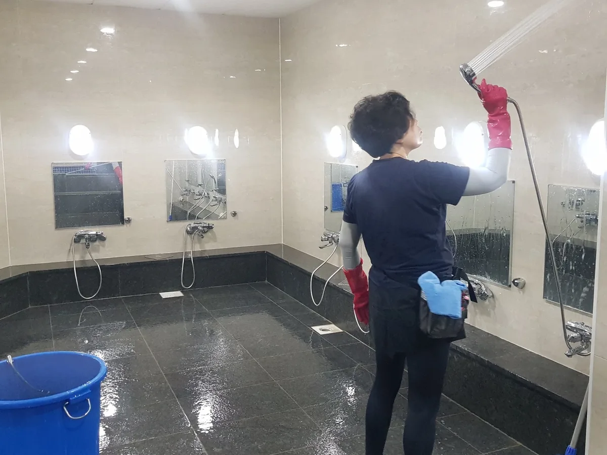 정읍시 시기동 목욕탕 탈의실·파우더룸 바닥 위생청소 사례 - 행진크린